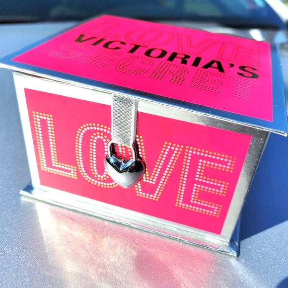 Rare HTF VICTORIA’S SECRET WHITE SANTA BEAR IN BOX - Picture 5 of 6